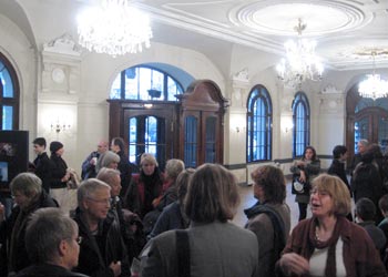 Im Foyer des Berliner Ensemble