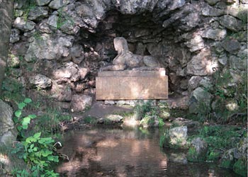 Grotte mit Sphinx
